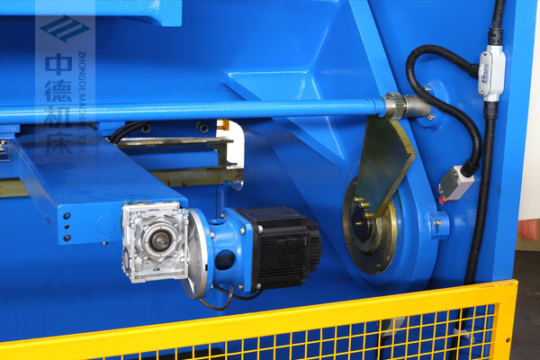 ZDSK-1632剪板机后档料结构,平行度高,并采用国内一流品牌轴承,耐磨抗压寿命长.jpg ZDSK-1632剪板机后档料结构,平行度高,并采用国内一流品牌轴承,耐磨抗压寿命长.jpg