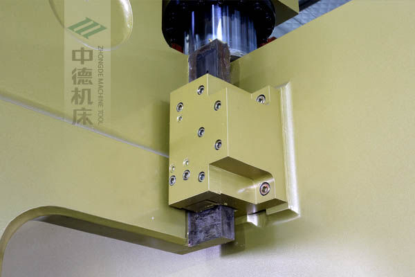 ZDP-20050加厚型滑块导轨,强有力的保持滑块间隙,有效减少工作时的抖动.jpg ZDP-20050加厚型滑块导轨,强有力的保持滑块间隙,有效减少工作时的抖动.jpg